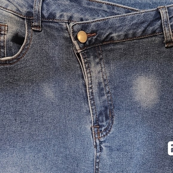 Off center tab light wash stretch jeans with rough bottom hem. Size medium - Picture 3 of 3